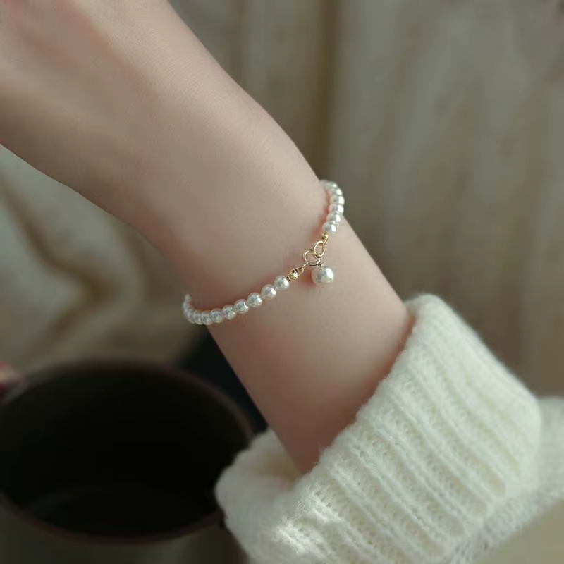 Luxurious Silver Daisy Bracelet