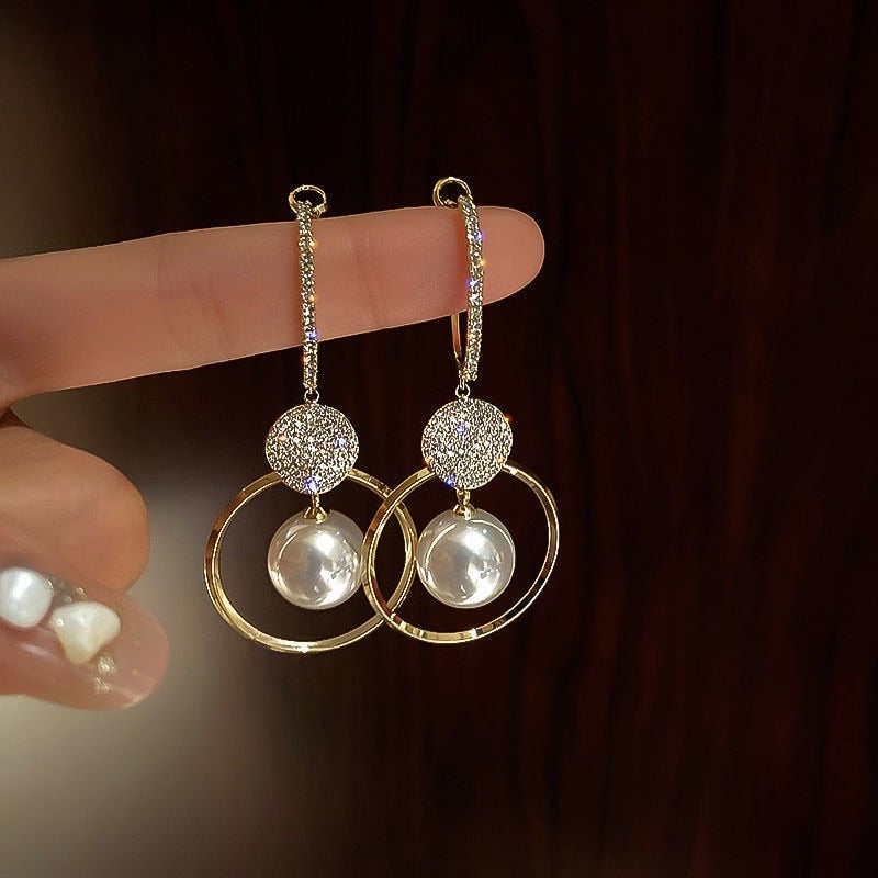 Luxurious Earrings with Cultured Pearls